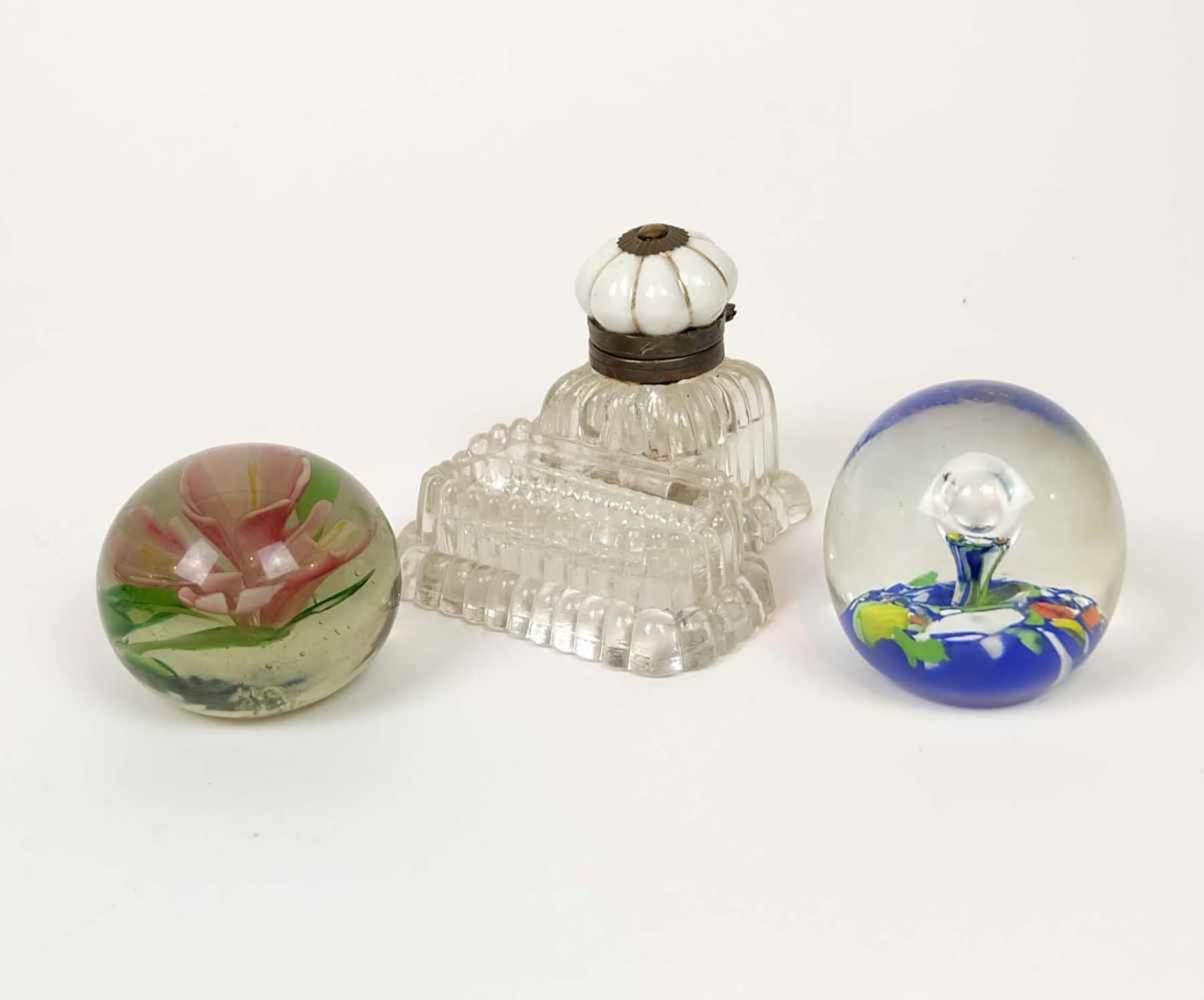 TINTENFASS, farbloses Pressglas mit kurzer Federablage, Klappdeckel mit Porzellanknauf, 9 x 11 cm