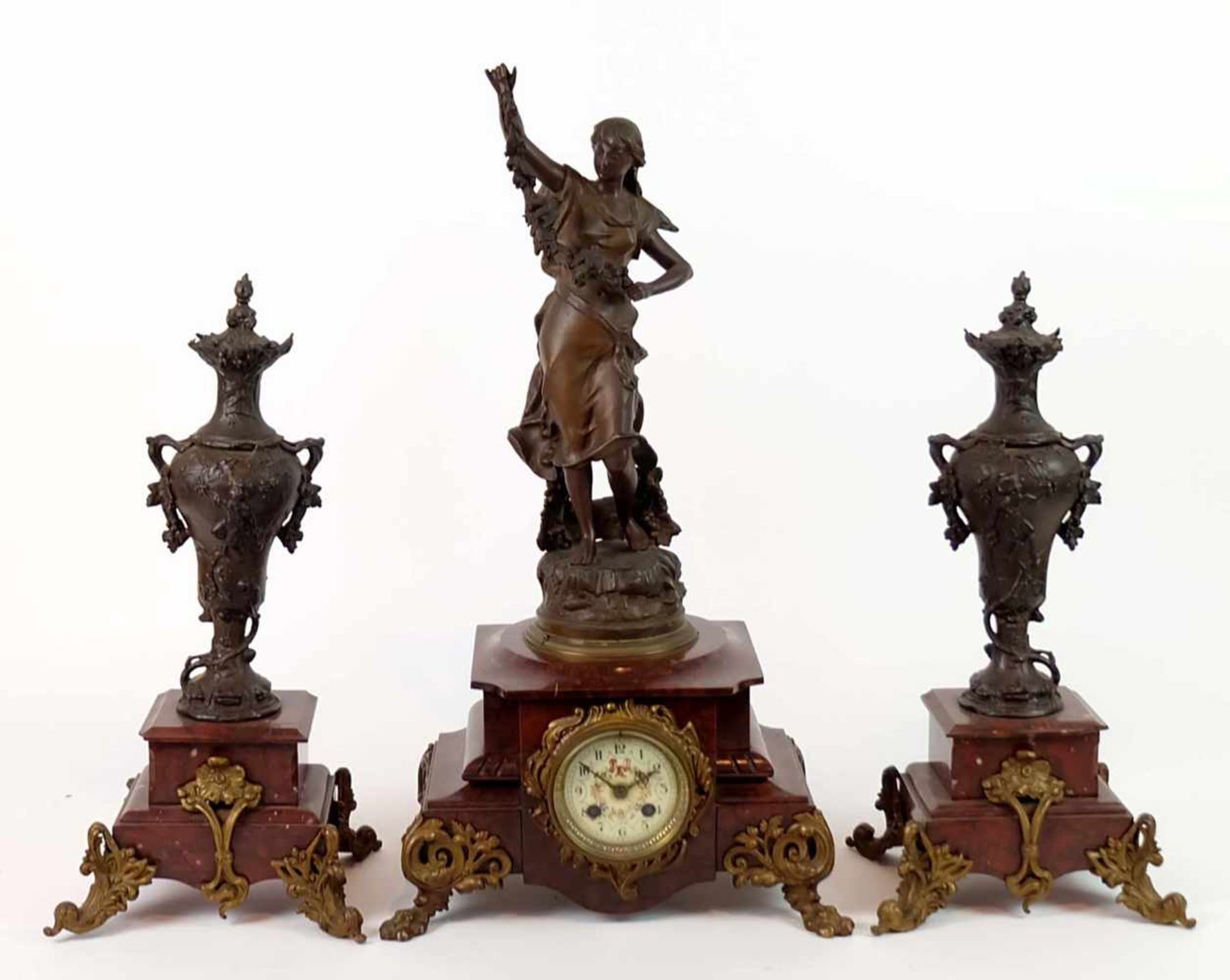 FIGURENUHR, Frankreich, um 1900, getreppt gekantetes Marmorgehäuse auf ausgestellten Tatzenfüßen,