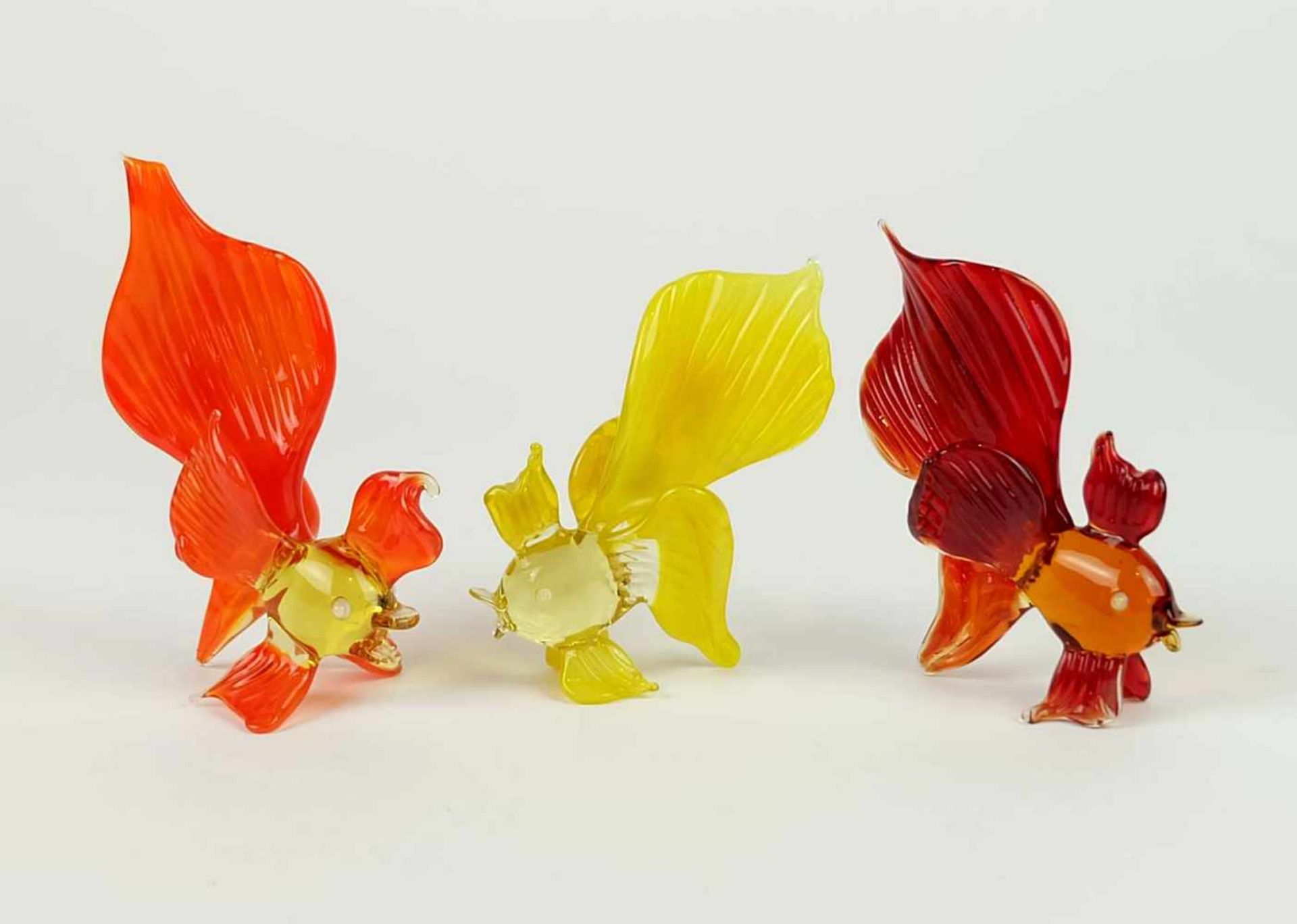 3 DRACHENFISCHE, Murano, farbiges Glas, H 10,5, L 7,5 cm