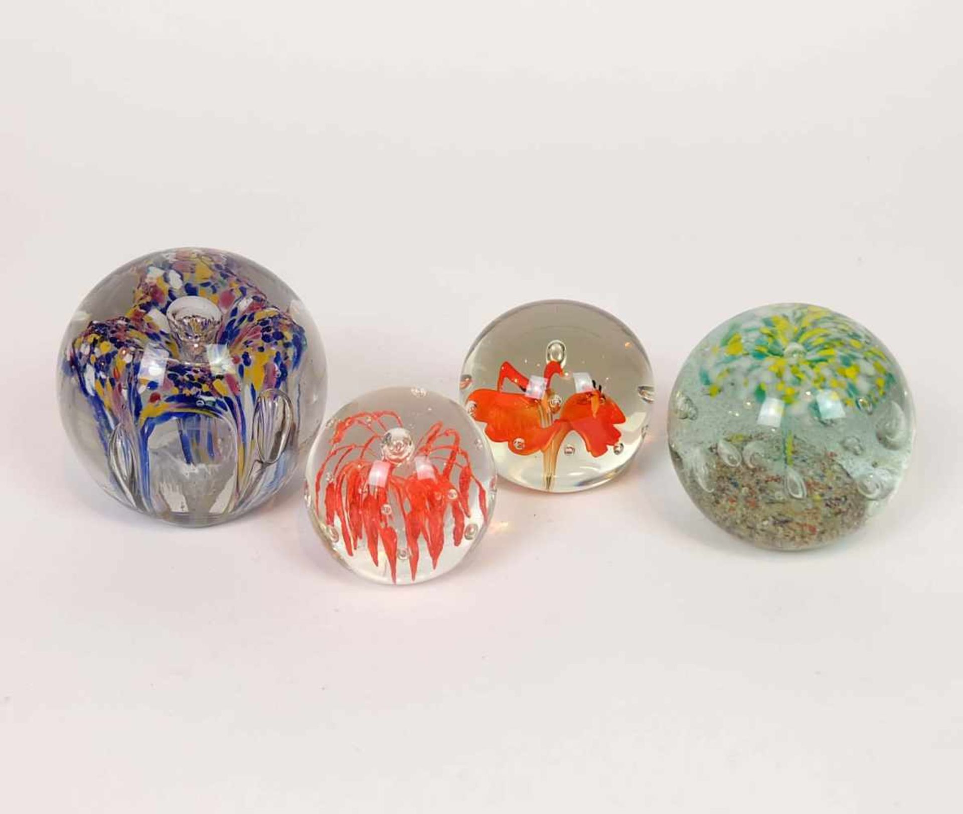 PAPERWEIGHTS, Konvolut von 4, Böhmen, 1. Hälfte bis Mitte 20. Jh., Kugelform, Kröselkissen mit