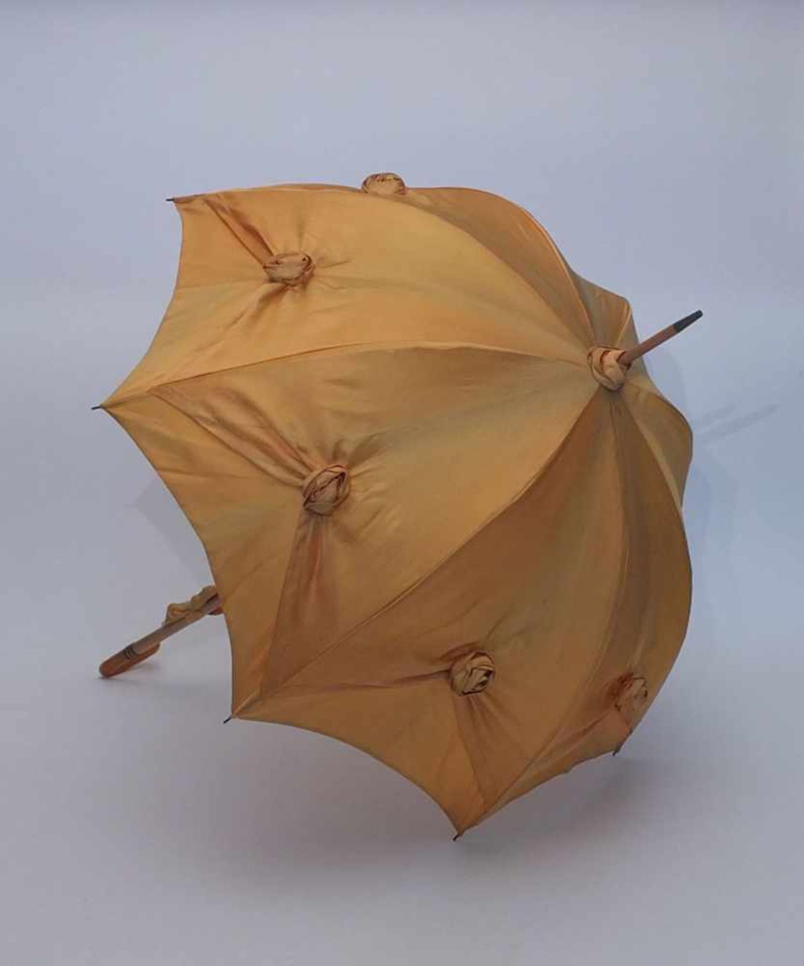 PARASOL/ SONNENSCHIRM, 1.Hälfte 20.Jh., Holz/ goldgelbe Seidenbespannung mit Röschenbesatz,