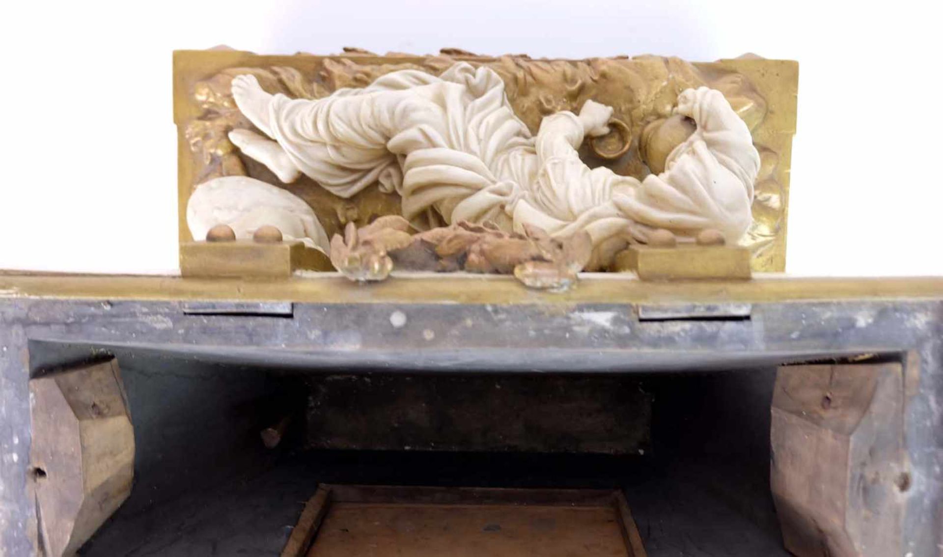 FIGURENUHR, Klassizismus, Napoleon I-Epoche, Holz/ Stuck, 3tlg Skulpturenaufbau, rechteckige Plinthe - Bild 4 aus 9