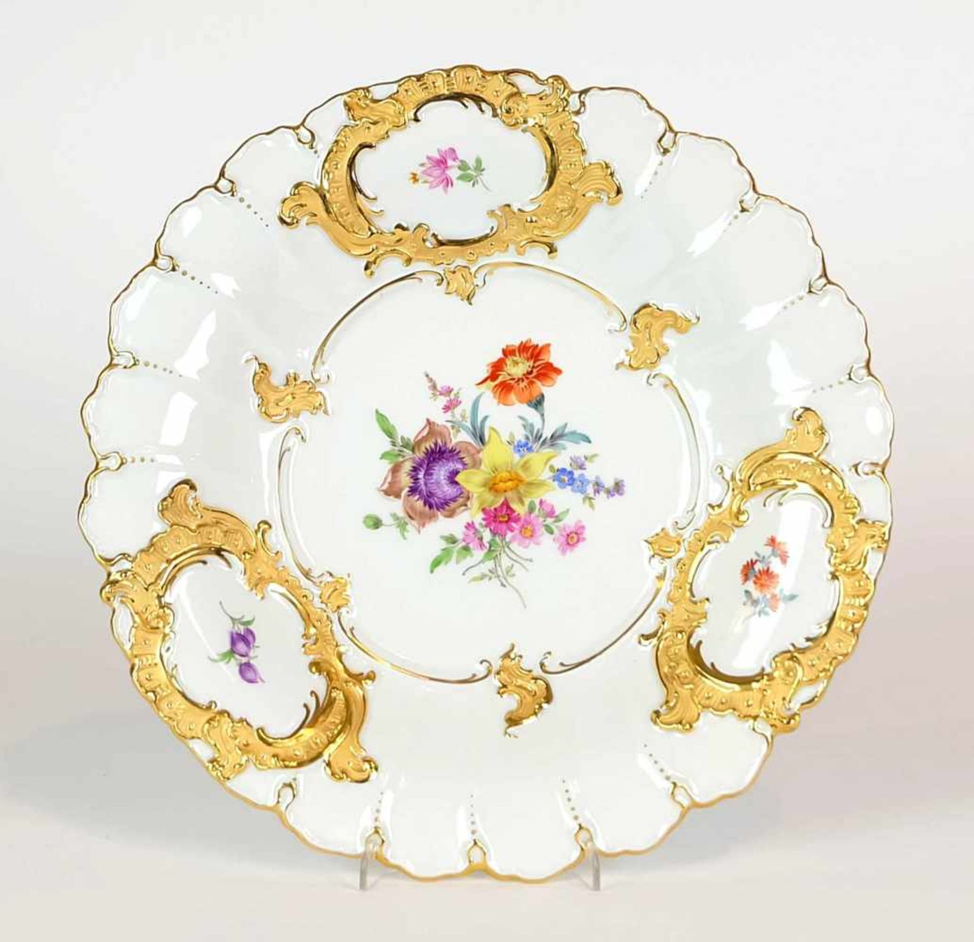 PRUNKSCHALE, Staatliche Porzellan-Manufaktur Meissen, bunt-gold, runde Form, Muschelrand mit 3