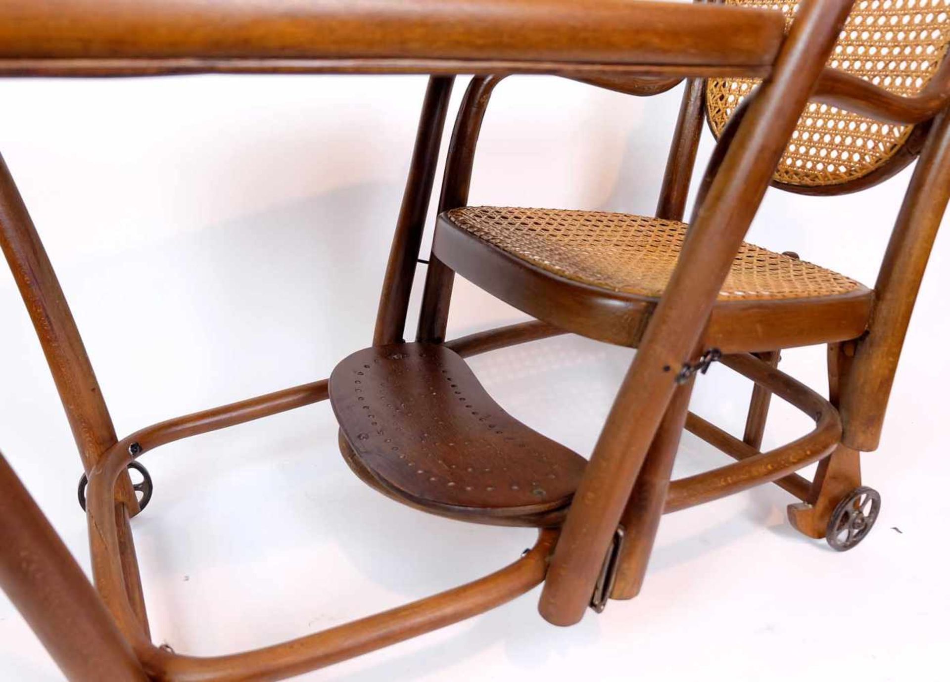 KINDERROLLSESSEL, Herst. Gebrüder Thonet/ Wien, um 1910, Modell Nr. 4, Bugholz, gusseiserne - Image 2 of 3