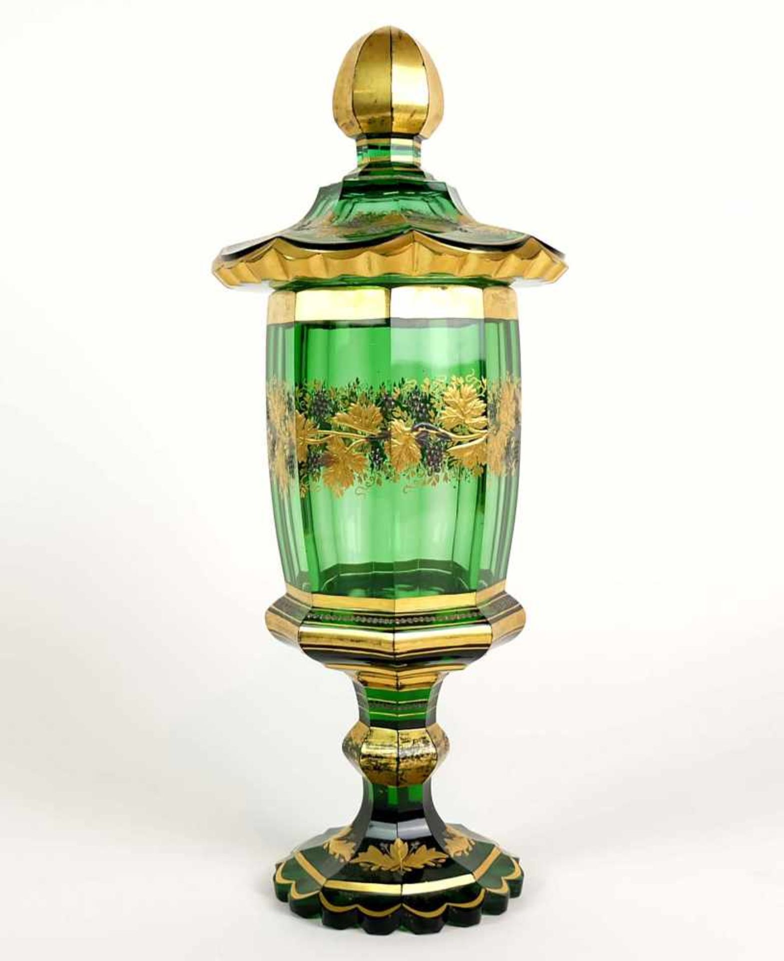 DECKELPOKAL, Böhmen, Historismus Epoche, maigrünes Glas, mehrfach gewellter Scheibenfuß, oktogonal