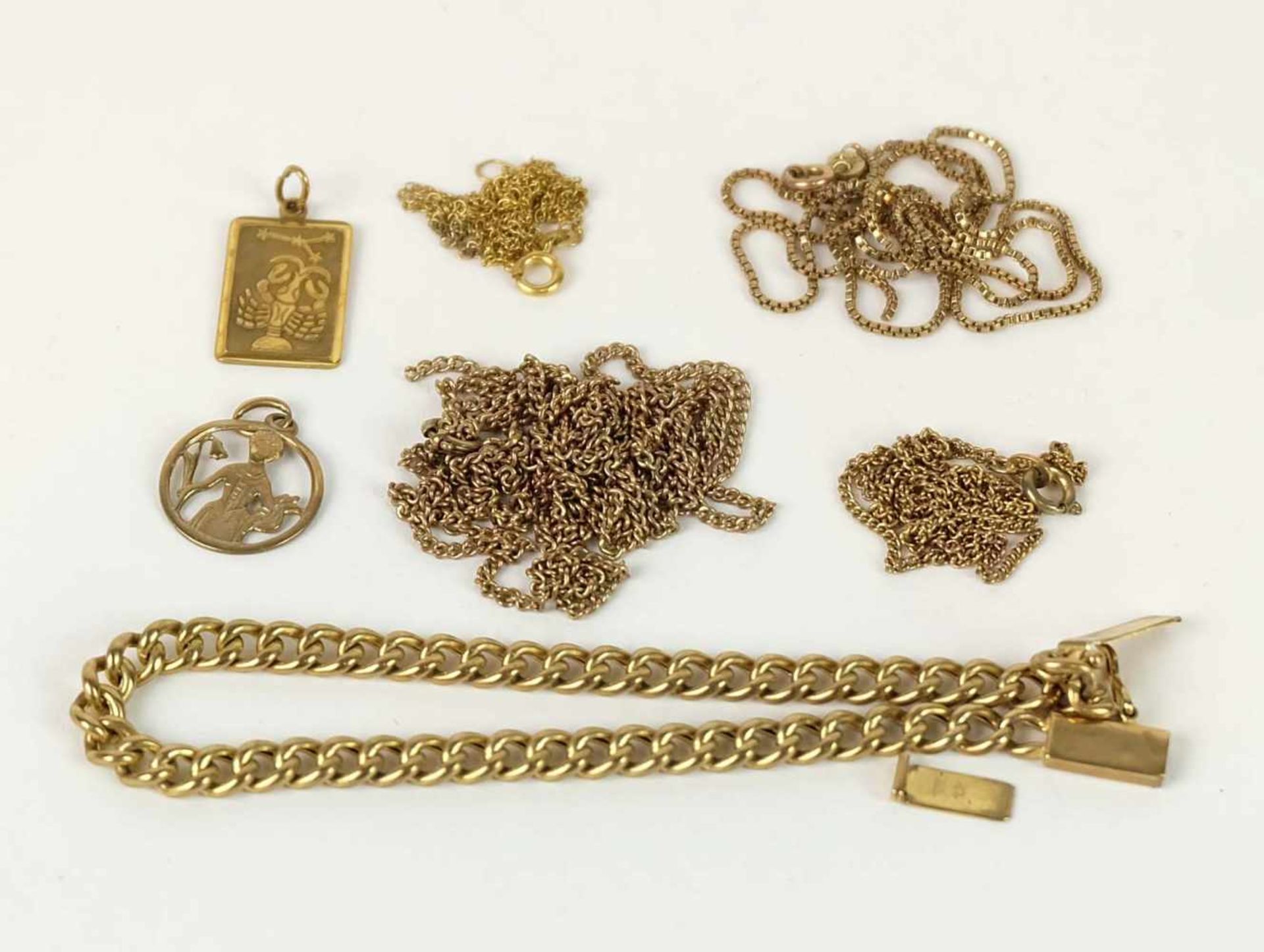 BRUCHGOLD, zus. ca. 21,4g 333er-Gold, bestehend aus: Armkettchen, Verschluß defekt; 4 Kettchen, je