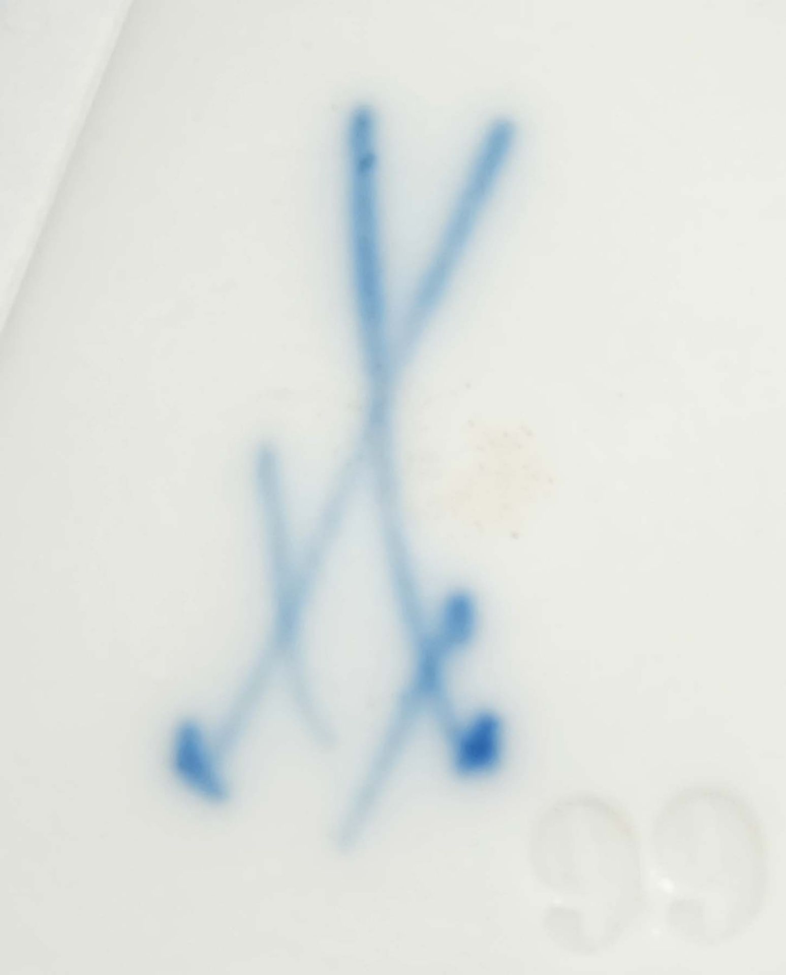 VASE, Königl. Porzellanmanuf Meissen, zylindrische Korpus mit vier Rocaillefüßchen auf ausgestellter - Bild 2 aus 2