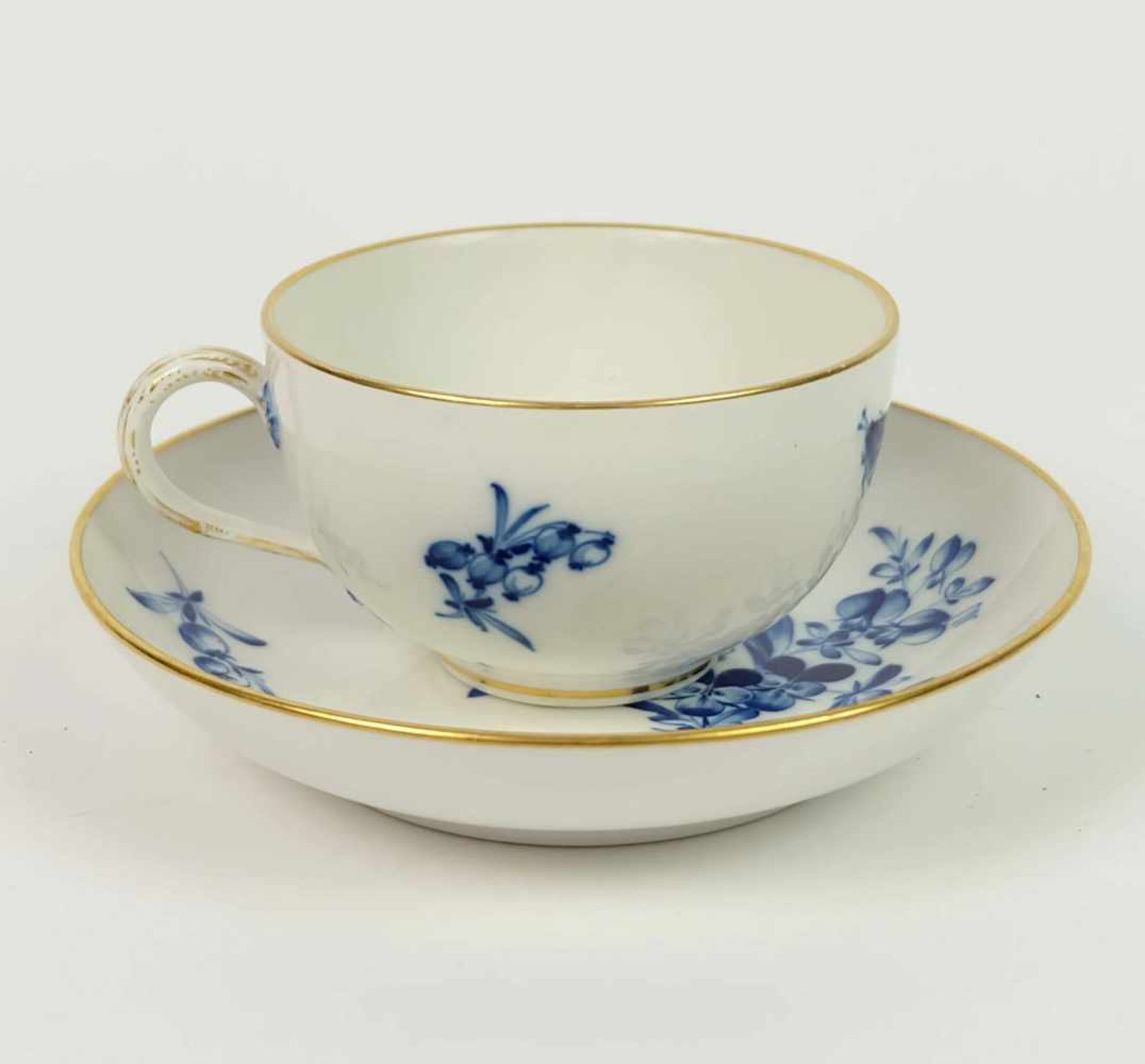 TEETASSE MIT UNTERER, Königl. Porzellanmanuf Meissen, bis 1924, Dekor Blaue Blume mit Insekten,