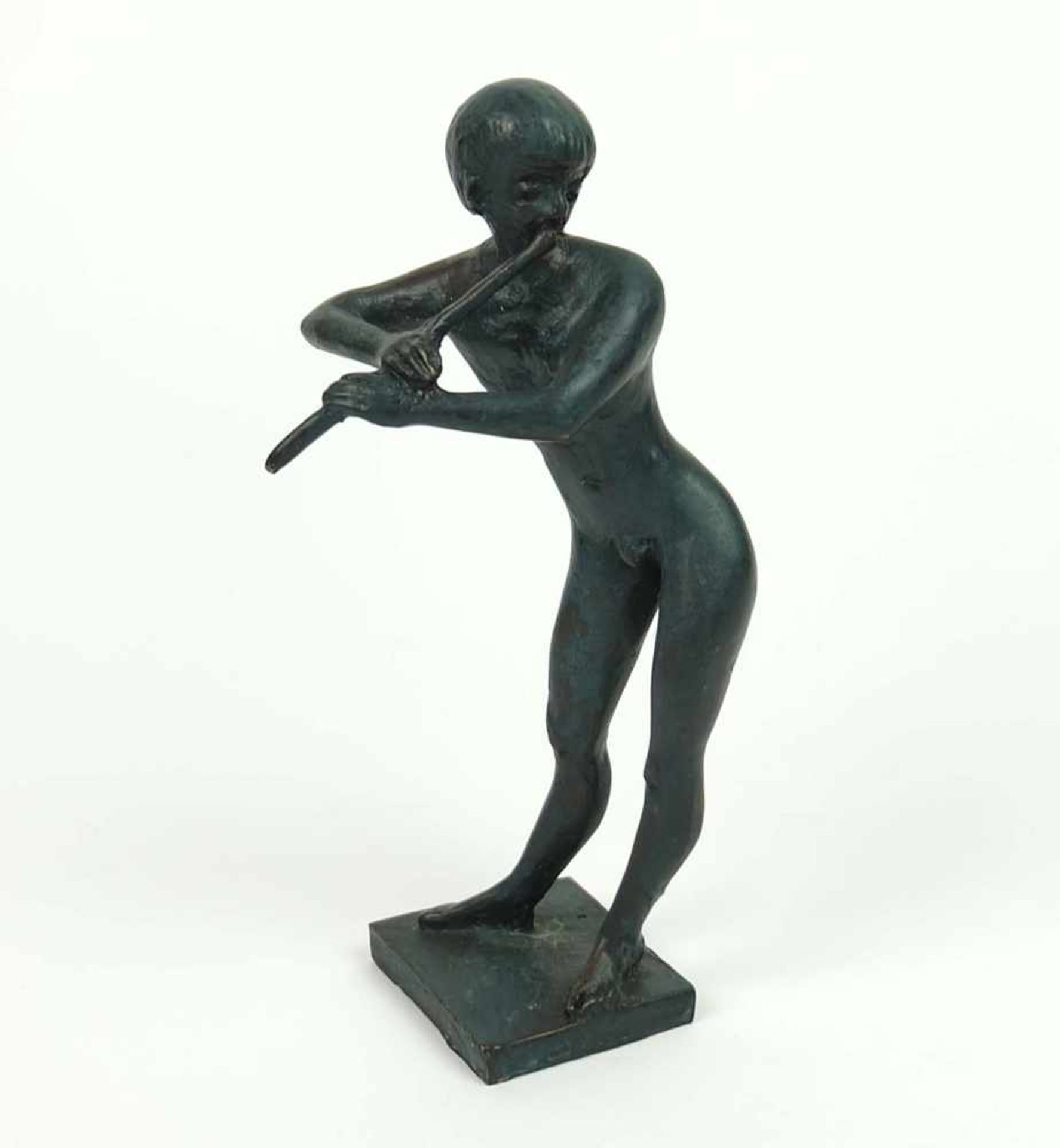 STATUETTE, Flötespielender Knabe auf quadratischem Sockel, Bronze, grünlich patiniert, Sockelbereich