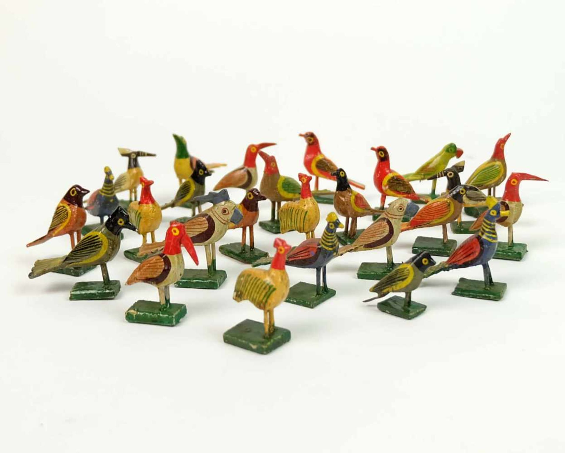 MINIATURVÖGELCHEN, Sammlung von 26, Holz, geschnitzt, polychrom gefasst, versch Vogelarten auf