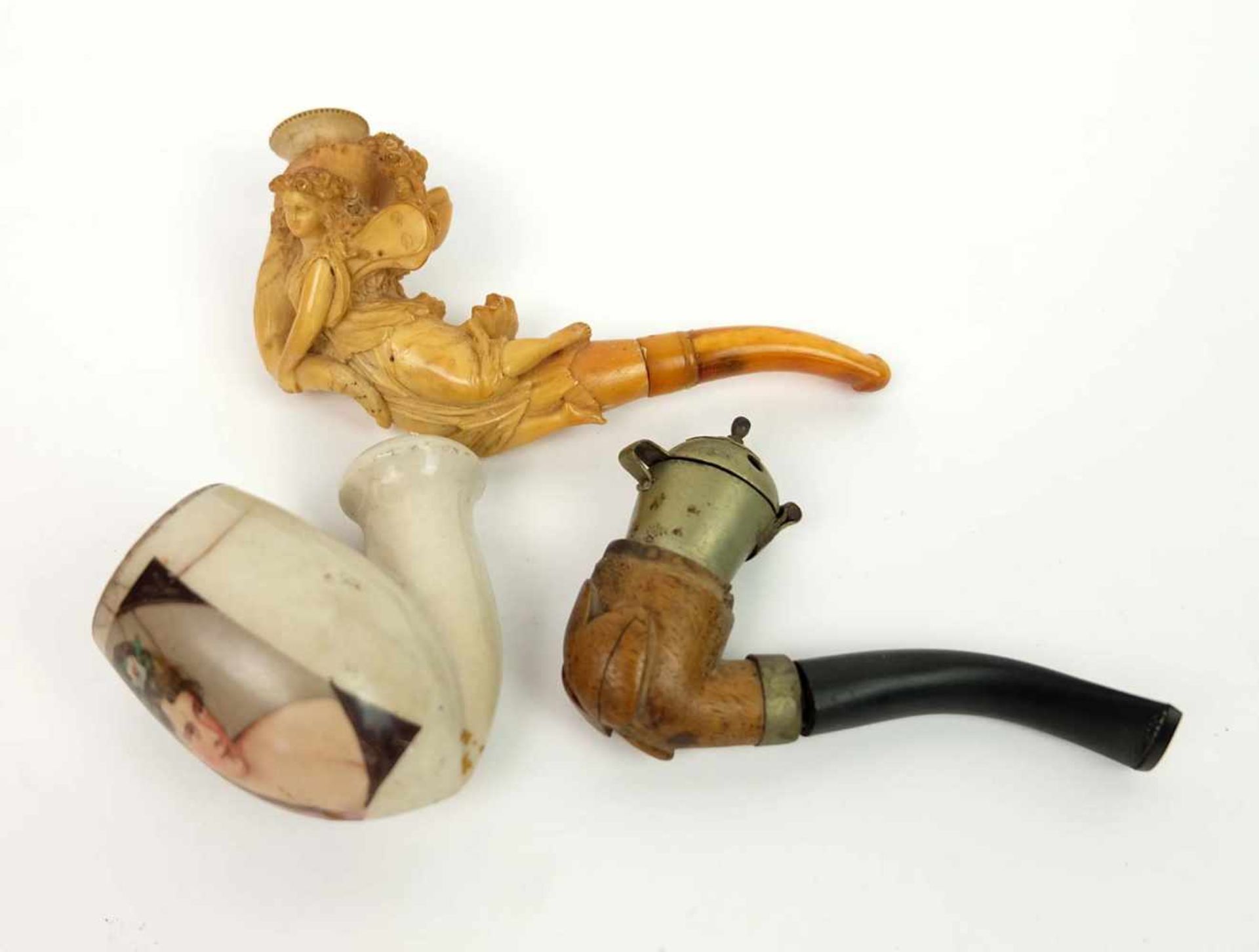 MEERSCHAUMPFEIFE, Historismus Epoche, vollplastisch ausgeformt, fliegende Frau mit Füllhorn als