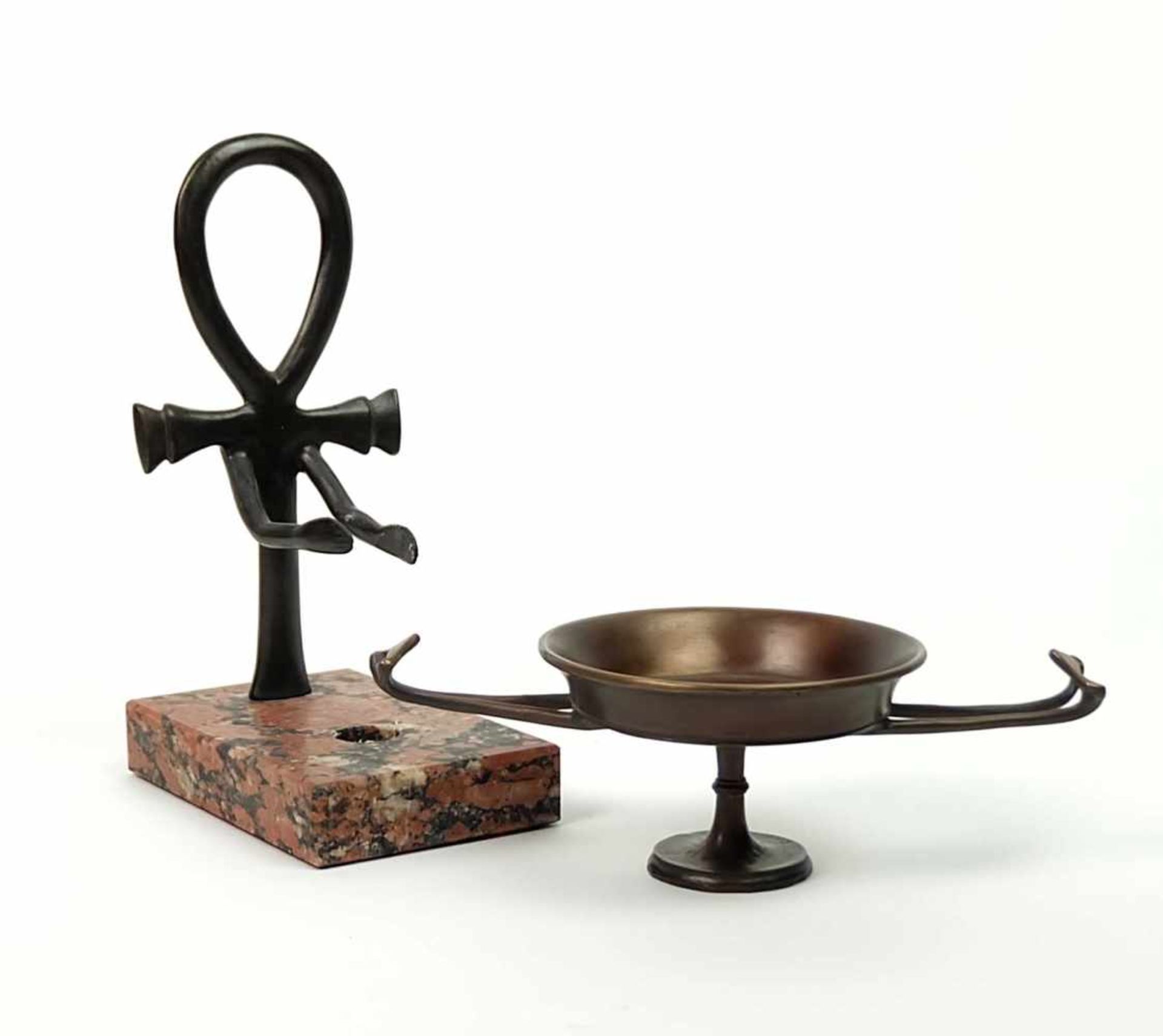 MUSEUMSREPLIKEN, 20. Jh., Kylix, Bronze, 6,5 x 20,5 cm, und Ankhsymbol als Kienspanhalter auf