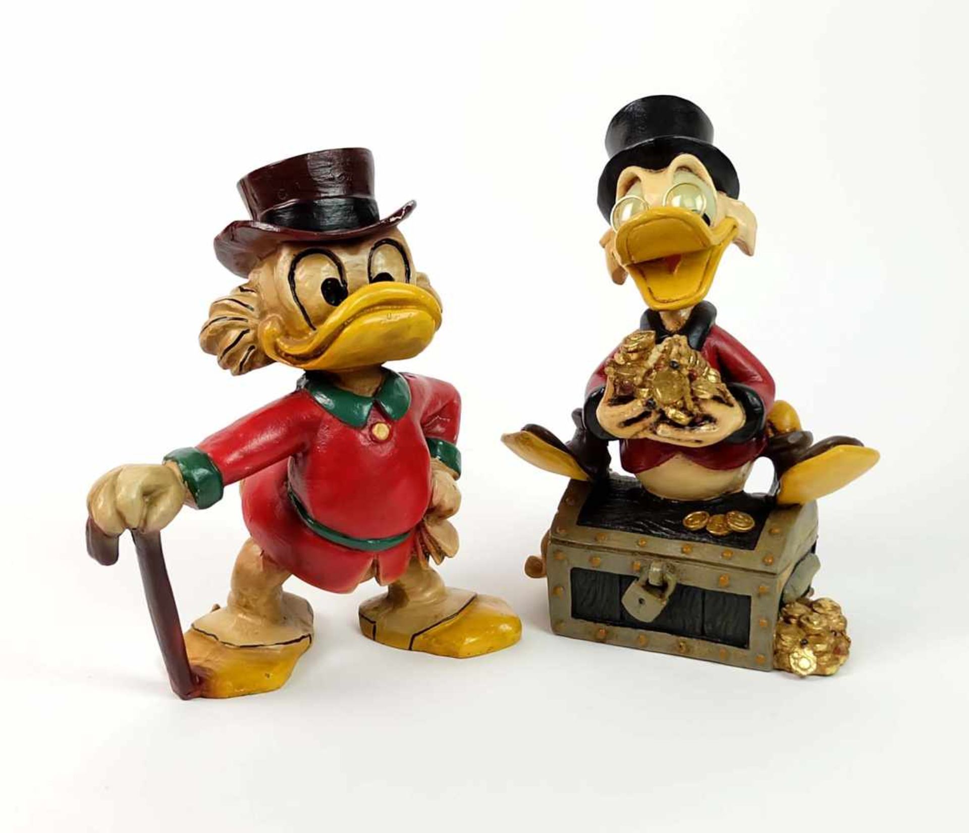 FIGUR, Disney Company, Dagobert Duck auf Schatztruhe, handpolychromierter Kunststoffguss, 27 x 19,