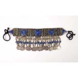 HALSBAND, Persien 1.Hälfte 20.Jh., Lapislazuli, sog. Beduinensilber, Münzbehang, Glassteinchenbesatz