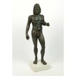 GALVANO-PLASTIK, Museumreplik der Bronzestatue von Riace, patiniert, teilkoloriert, Marmorsockel (