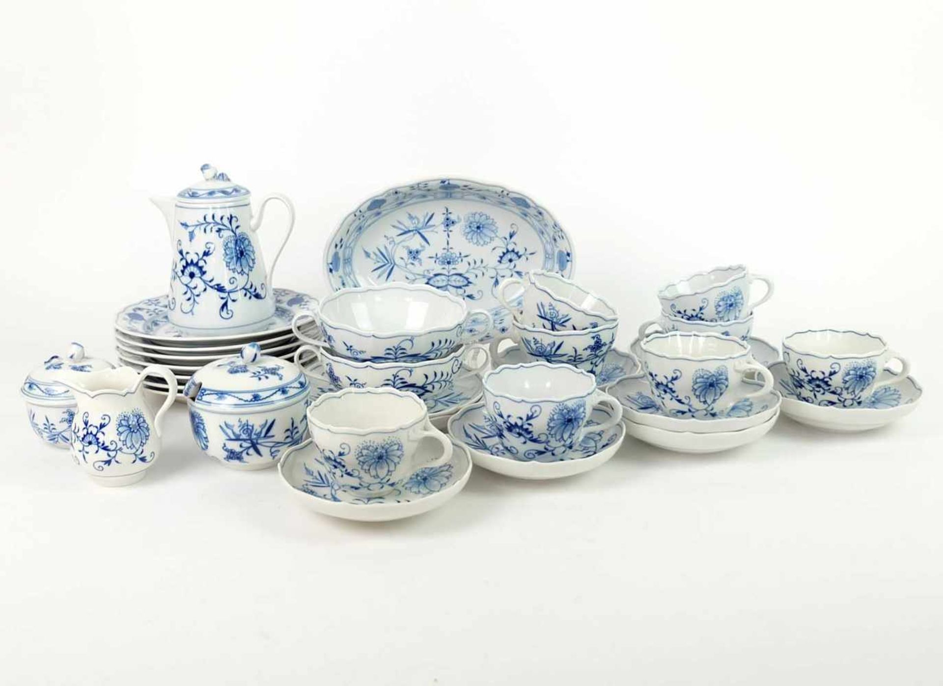 RESTSERVICE, Staatl. Porzellanmanuf. Meissen, Dekor Zwiebelmuster Blau, bestehend aus: Kakaokanne, 7