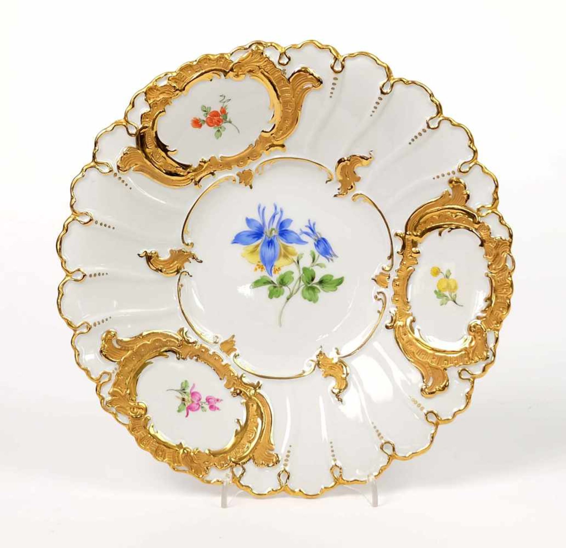PRUNKTELLER, Staatl. Porzellanmanuf Meissen, Dekor Deutsche Blume, teilvergoldet bzw -silhouettiert,