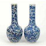 PAAR VASEN, China, Porzellan, 19. Jh., Kangxi Art, Flaschenform, Unterglasurblau, allseits rankender