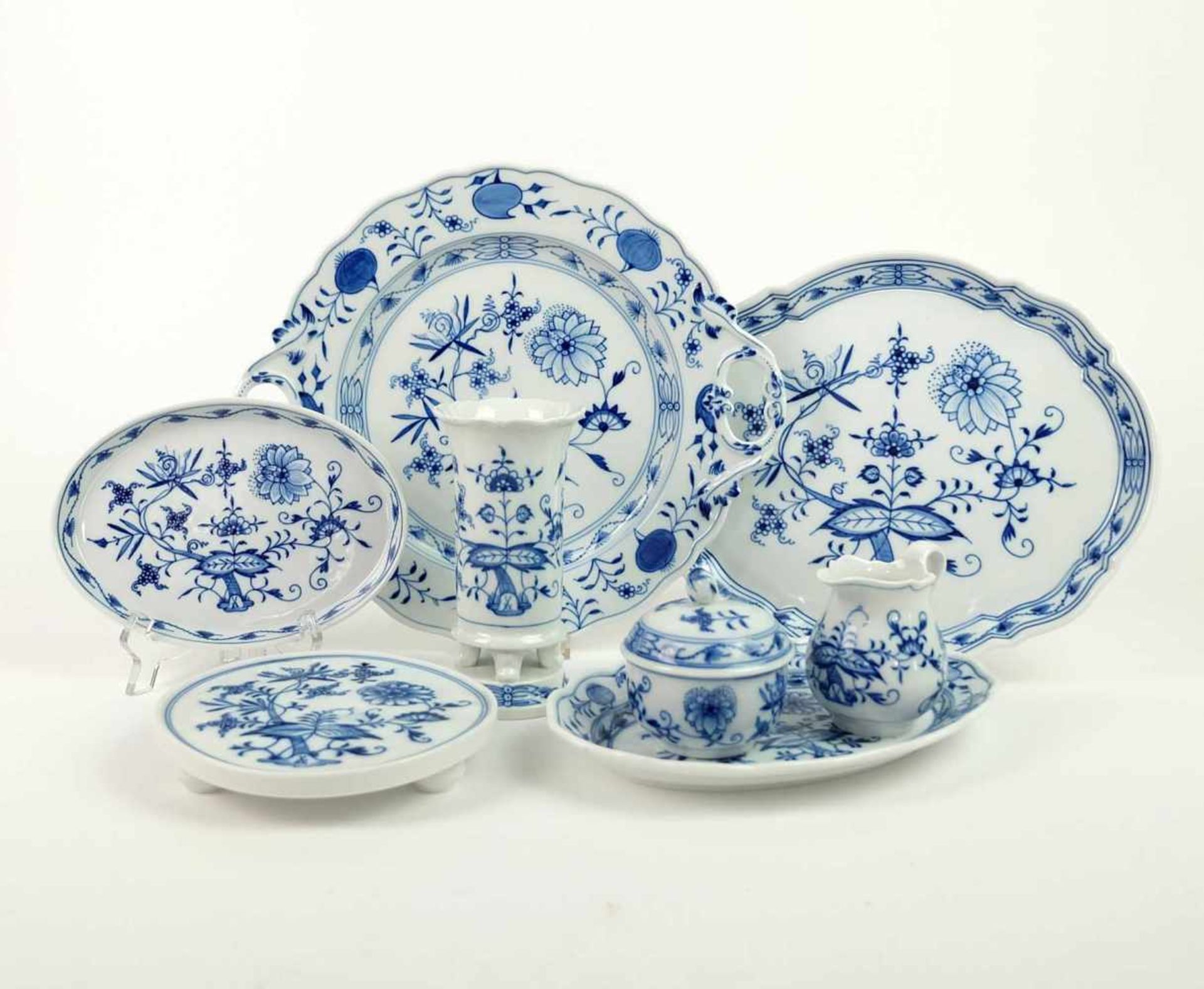 KONVOLUT, Staatl. Porzellanmanuf Meissen, 8 Teile, Dekor Zwiebelmuster Blau, bestehend aus: Platte
