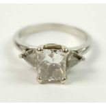 RING, Frankreich, Art Deco-Epoche, zentral quadratischer Diamant im Scherenschliff, à ca. 1,2ct. (