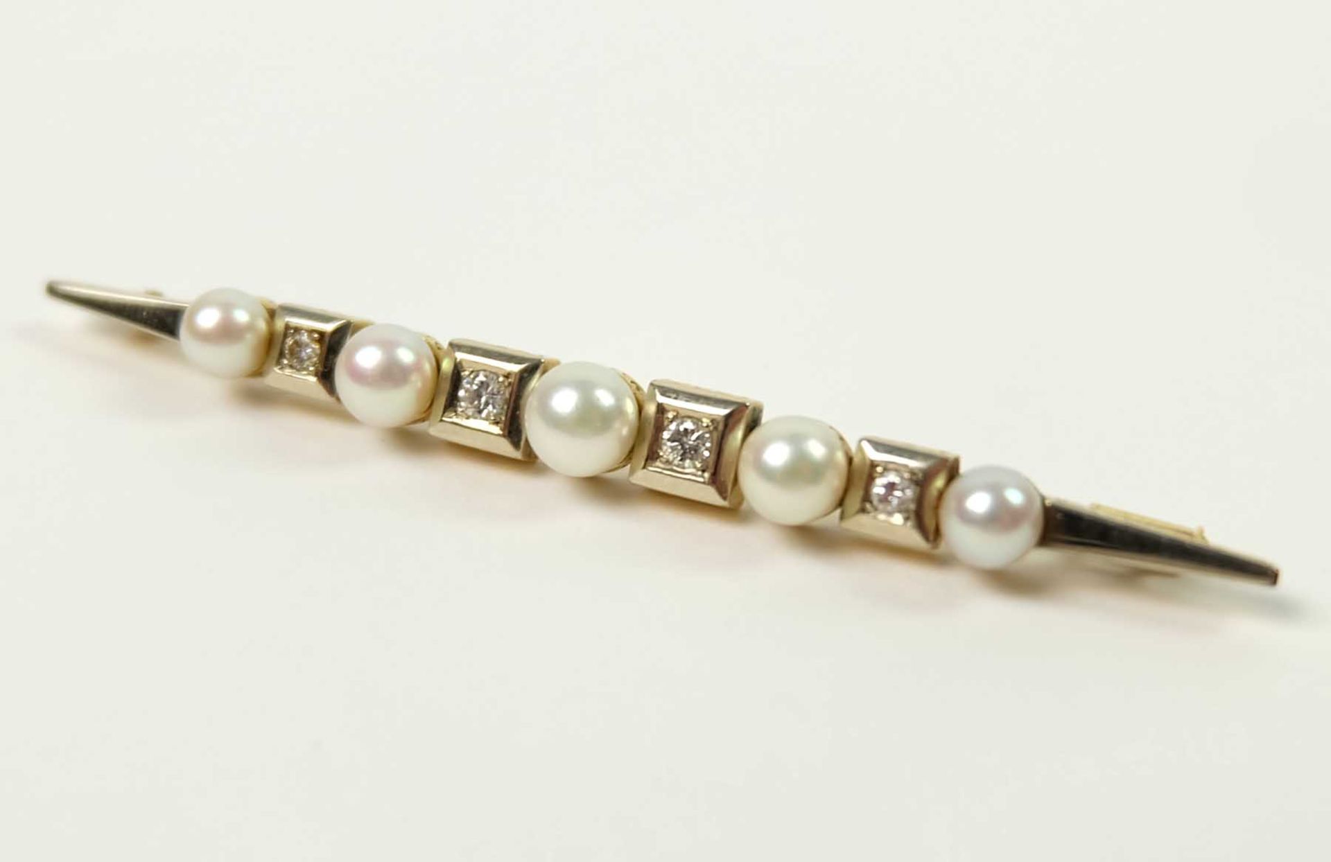 STABBROSCHE, 1920er/30er Jahre, 5 leicht verlaufende Perlen im Wechsel mit 4 Brillanten in