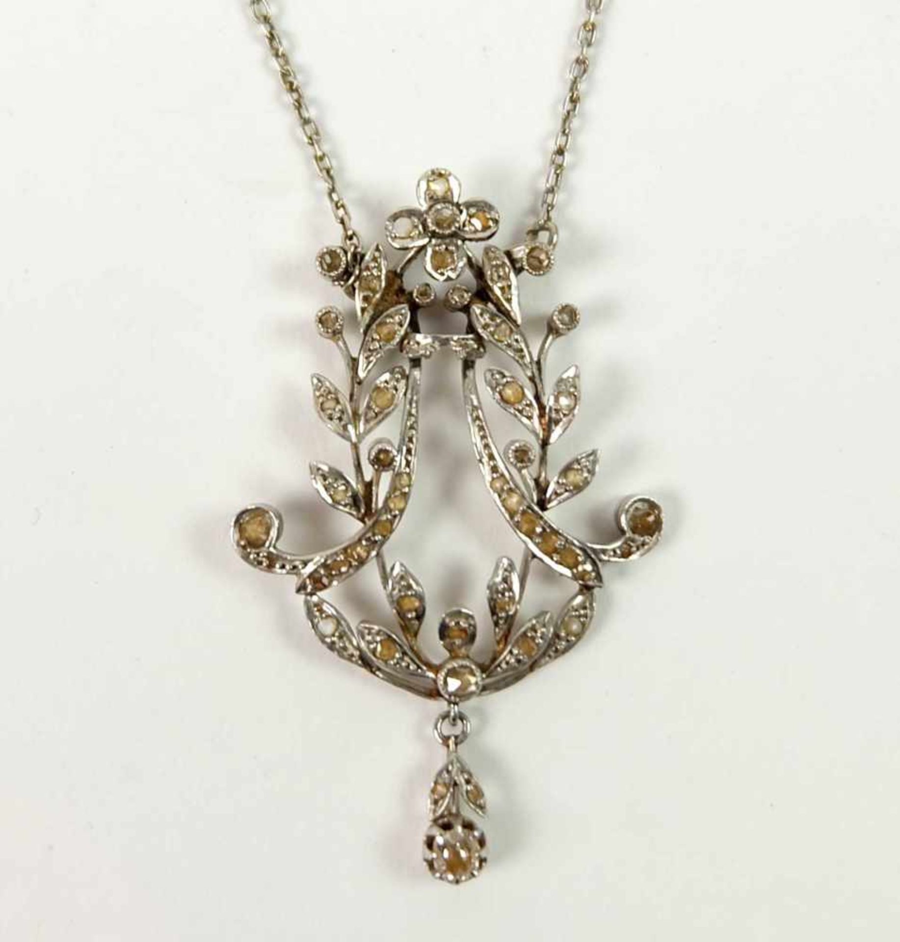 COLLIER, Frankreich, Jugendstil-Epoche, 1910er/20er-Jahre, symmetrisch gespiegelter Floralaufbau,