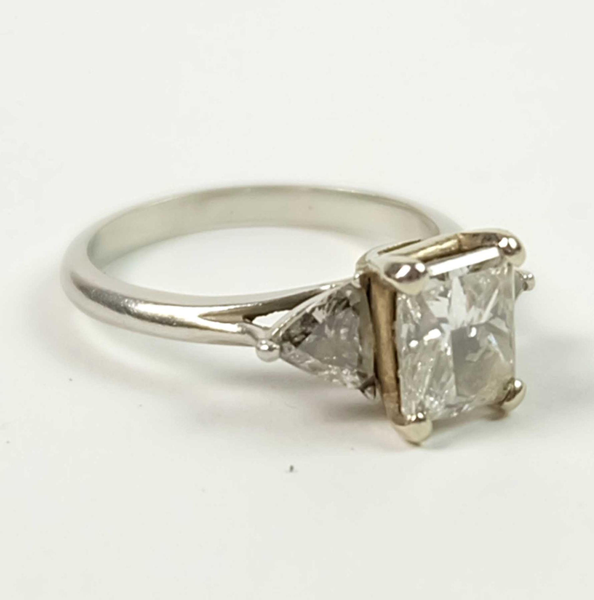 RING, Frankreich, Art Deco-Epoche, zentral quadratischer Diamant im Scherenschliff, à ca. 1,2ct. ( - Bild 5 aus 6