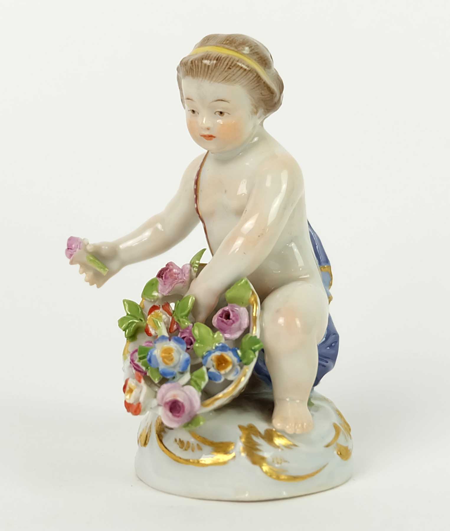 FIGUR, Königl. Porzellanmanuf. Meissen, bis 1924, Putto auf rocailliertem Sockel sitzend, Korb mit