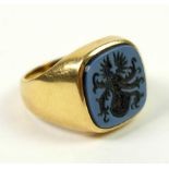 SIEGELRING, quadraitsch geundete taubenblaue Lagenachatplatte mit Wappen, total ca. 8.7g 585er-Gold,