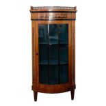 ECKVITRINE, Biedermeier Stil, um 1900, Kirschholzfurnier, Vierteltönnchen auf 2 Konusfüßen,