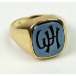 MONOGRAMM-/ SIEGELRING, hellblauer Lagenachat, dort graviert WH, total ca 5,3 gr 333er Gold, MZ,