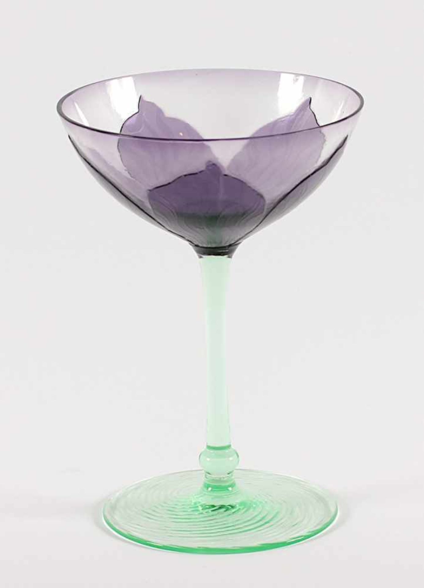 JUGENDSTIL-KELCHGLAS, farbloses Glas, violett und grün getönt, auf der Kuppa geätztes Blattrelief, H