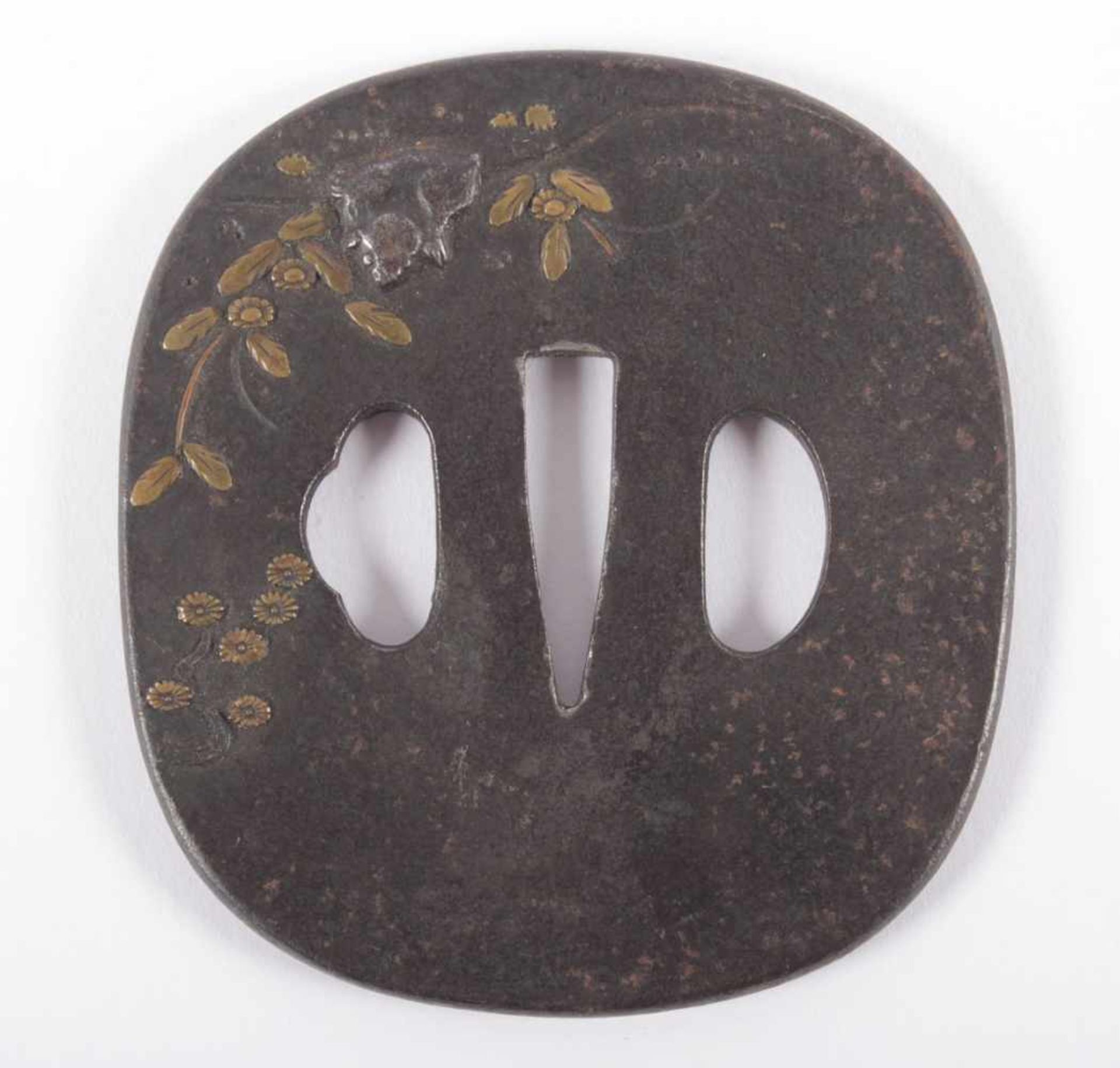 TSUBA, Eisen, abgerundet viereckig, im farbigem Relief Ratte unter Sträuchern, H 8, JAPAN, 19.Jh.