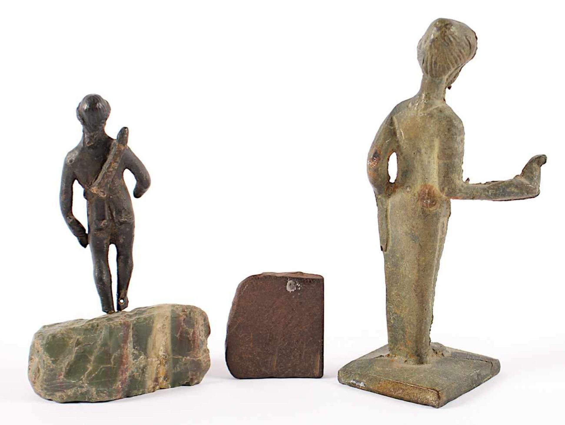 KONVOLUT ANTIKEN, eine Bronzefigur (H 7) eine Scherbe (Steinschnitzerei, 33,5 x 3), wohl - Bild 2 aus 2