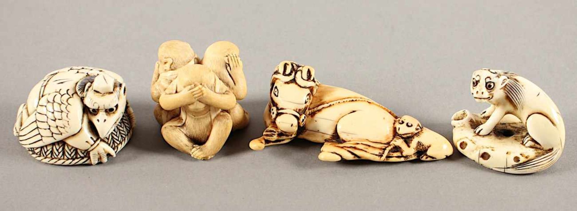 VIER NETSUKE, Elfenbein, ein liegendes Pferd und ein Affe, L 6,7, rissig; drei Affen nichts