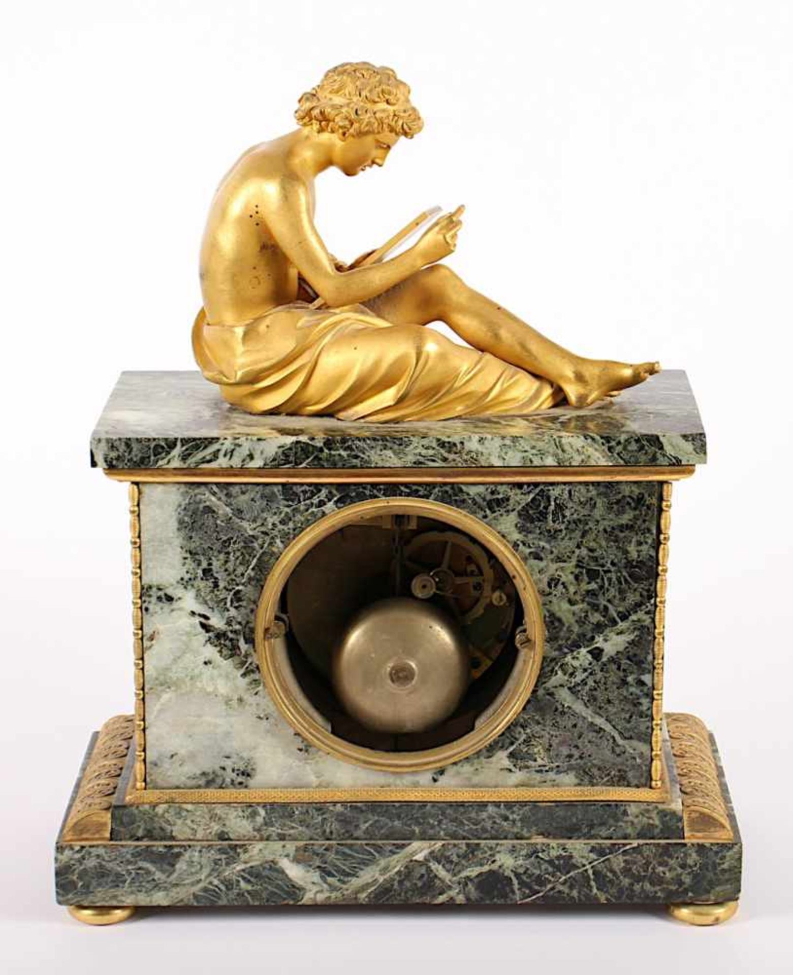 FIGURENPENDULE, lesender Jüngling, Marmor und vergoldete Bronze, Werk mit Schlag auf Glocke, - Image 2 of 3