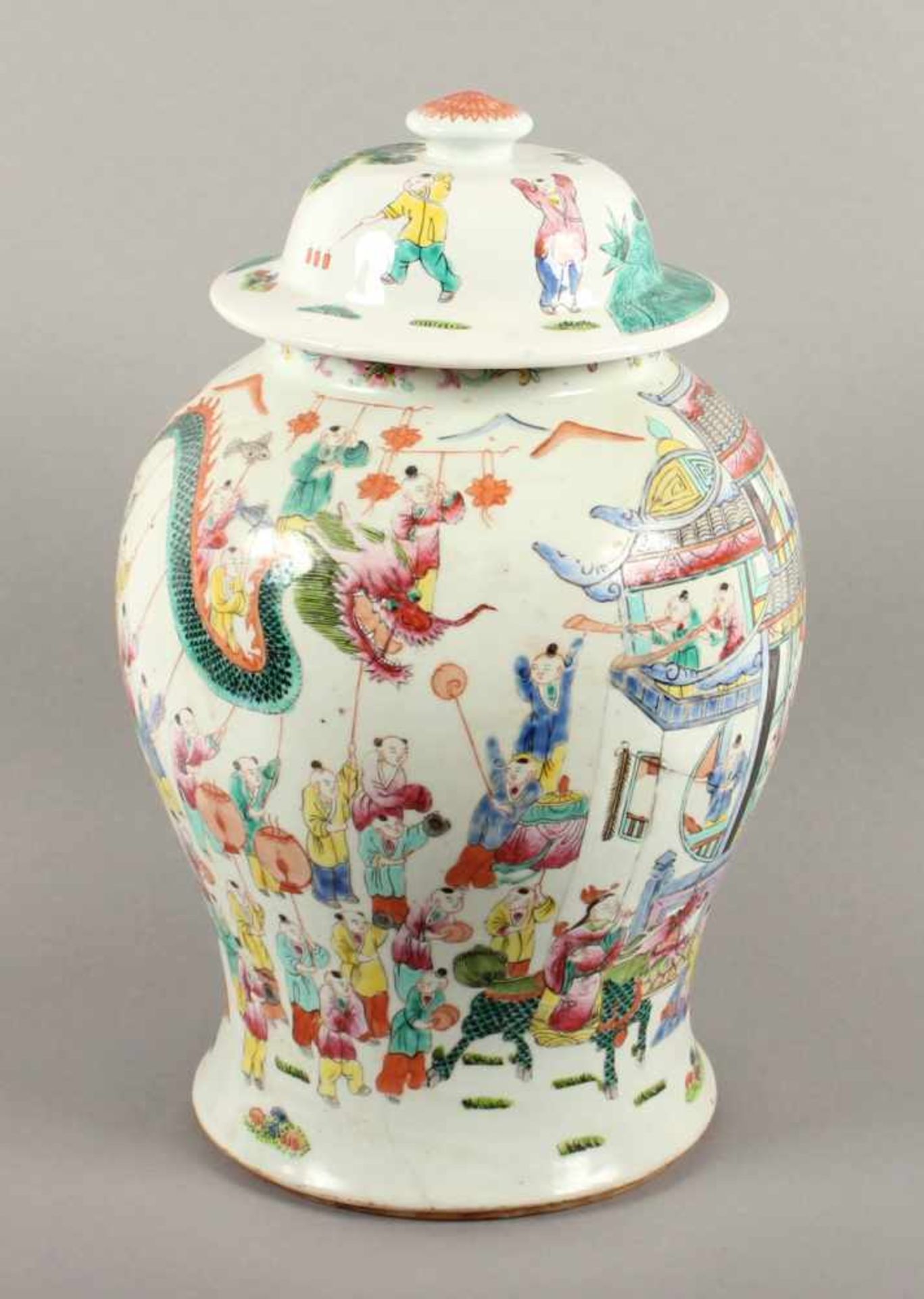 GROSSE DECKELVASE, Porzellan, in den Farben der Famille Rose dekoriert, H 40, min.ber., CHINA - Image 3 of 5