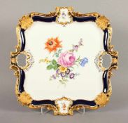 GROSSES PRUNK-HENKELTABLETT, im Spiegel polychrom gemaltes Blumenbouquet, Steigbord kobaltblau mit