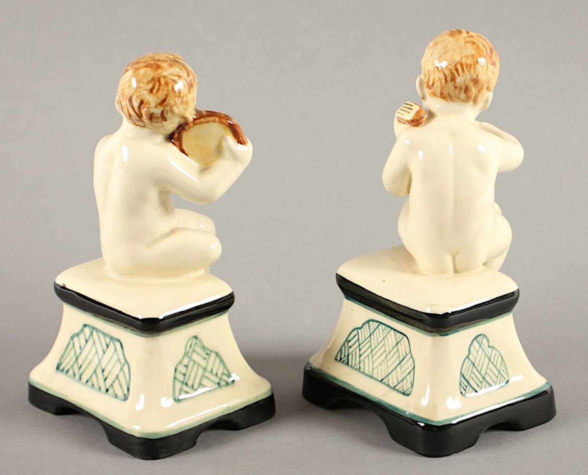 ZWEI MUSIZIERENDE PUTTI, Keramik, polychrome Craqueléglasur, H 14,5, Modellnr. 1115 und 1113, - Bild 2 aus 2