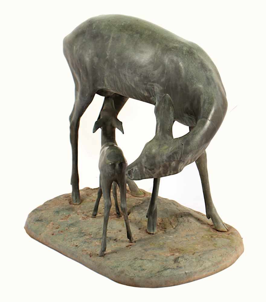 LIND, Karl, "Reh mit Kitz", Bronze, patiniert (die Figur stand im Freien und hat grünliche - Image 2 of 6