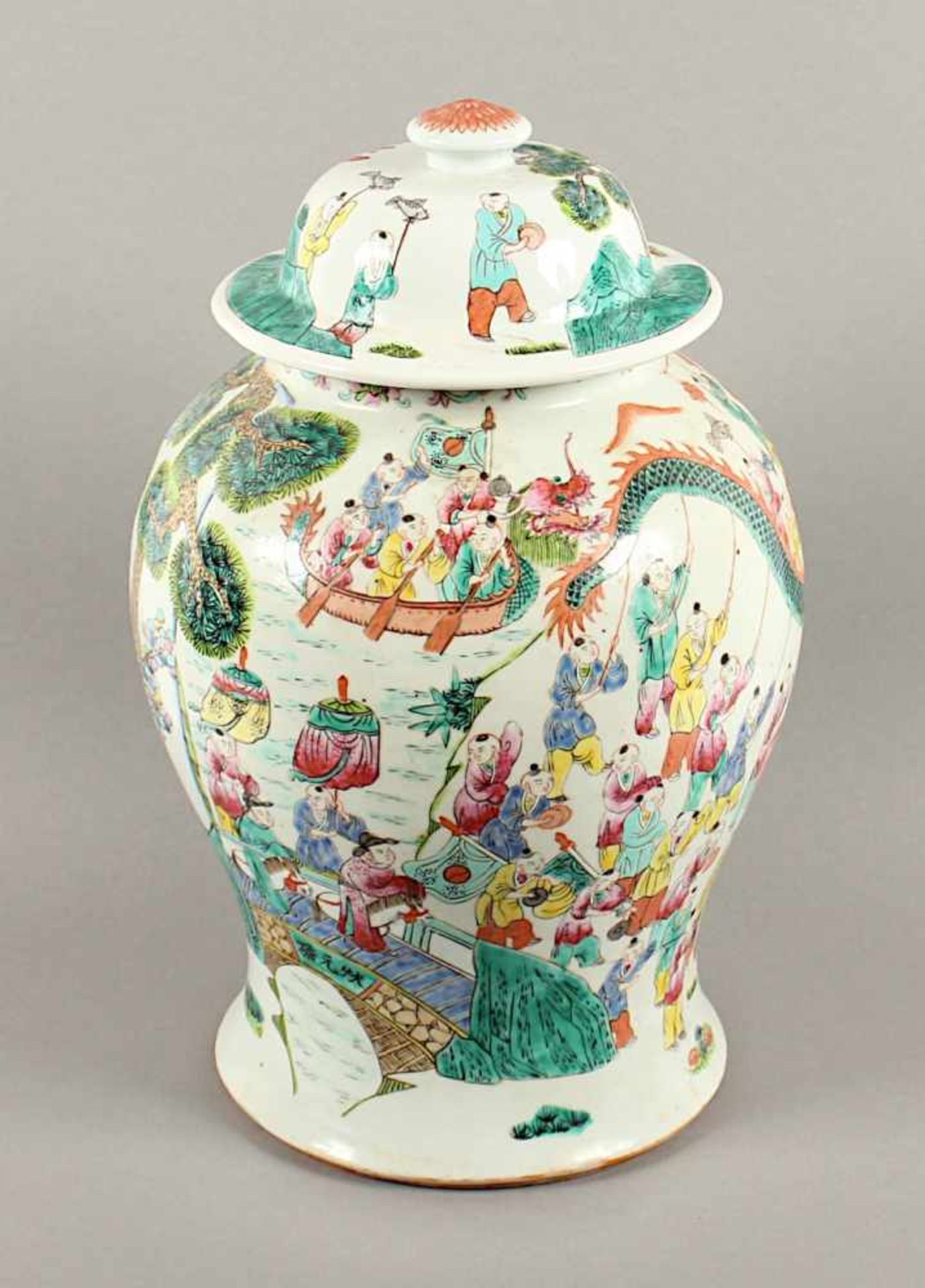 GROSSE DECKELVASE, Porzellan, in den Farben der Famille Rose dekoriert, H 40, min.ber., CHINA - Image 2 of 5