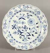 GROSSE RUNDE PLATTE, unterglasurblauer Zwiebelmusterdekor, Dm 40, MEISSEN, 1888-1924