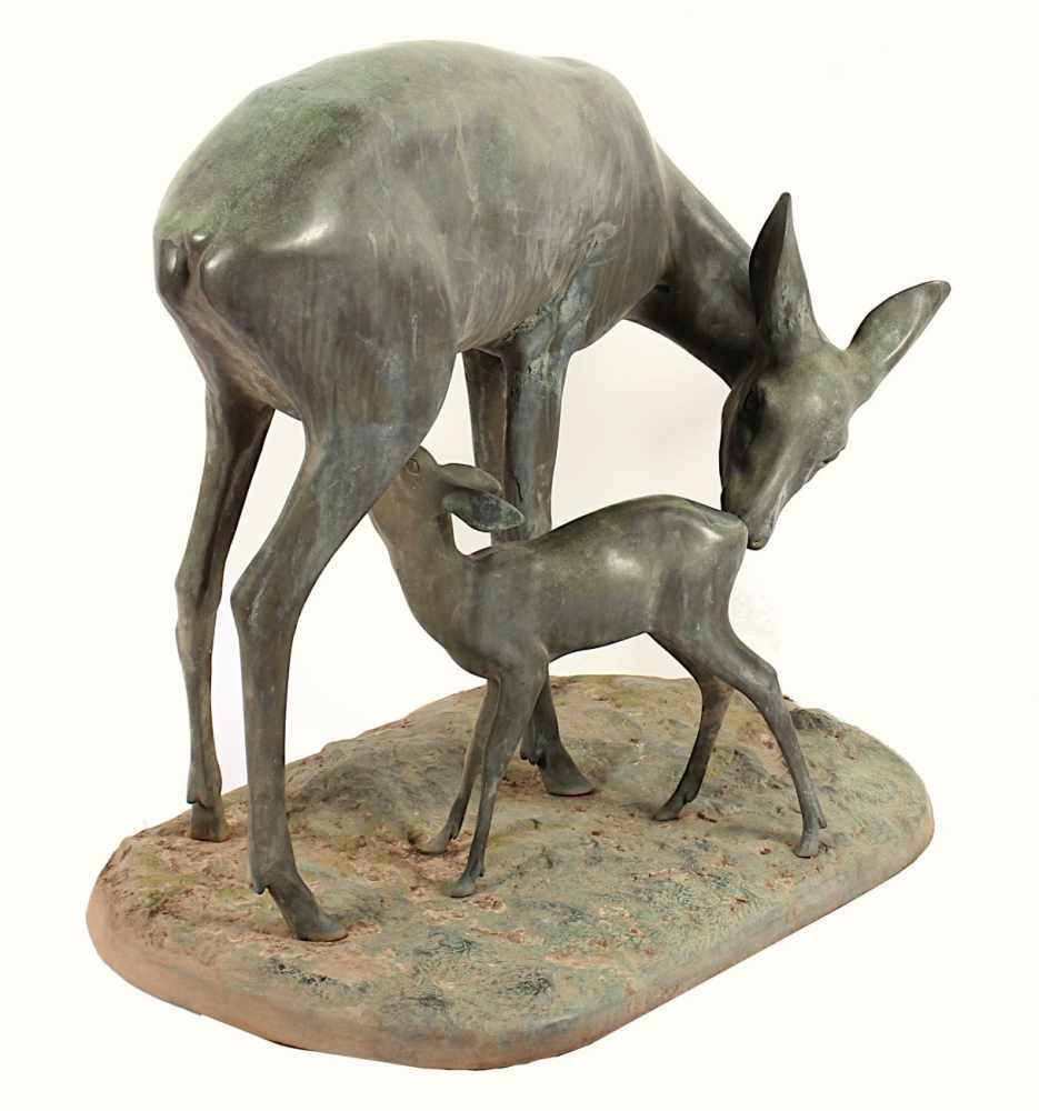 LIND, Karl, "Reh mit Kitz", Bronze, patiniert (die Figur stand im Freien und hat grünliche - Image 3 of 6