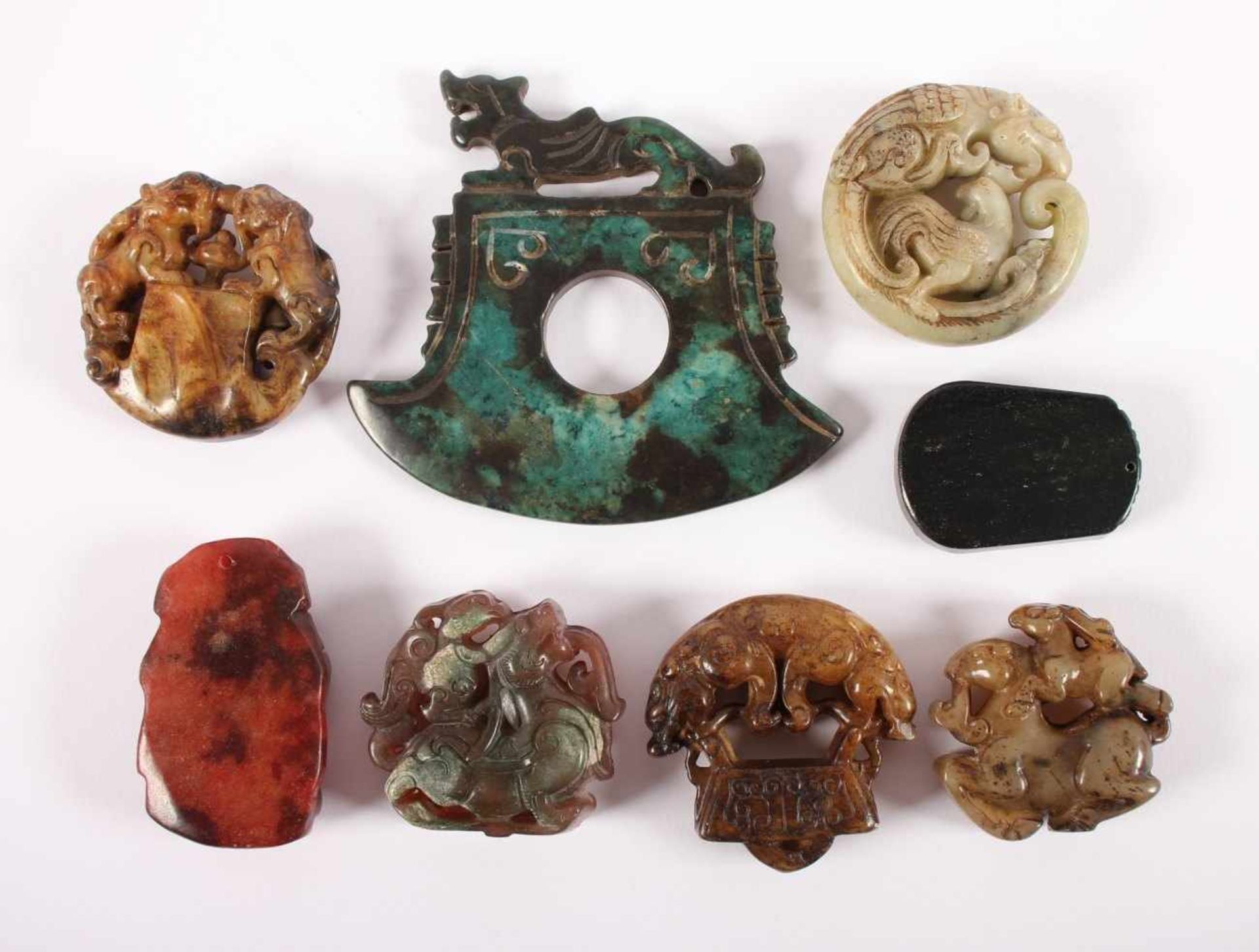 ACHT STEINSCHNITZEREIEN, variierende Farben, Formen (meist Amulette) und Größen, L bis 10, CHINA - Image 2 of 2