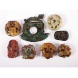 ACHT STEINSCHNITZEREIEN, variierende Farben, Formen (meist Amulette) und Größen, L bis 10, CHINA