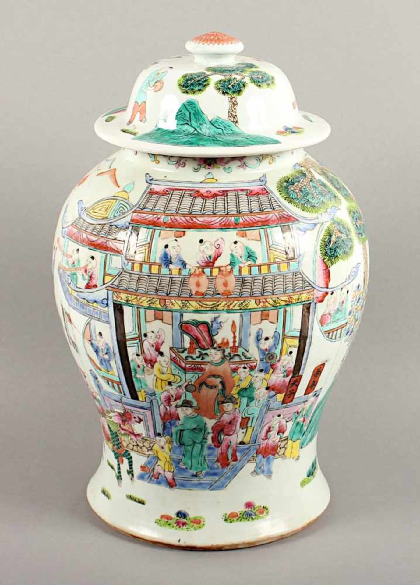 GROSSE DECKELVASE, Porzellan, in den Farben der Famille Rose dekoriert, H 40, min.ber., CHINA