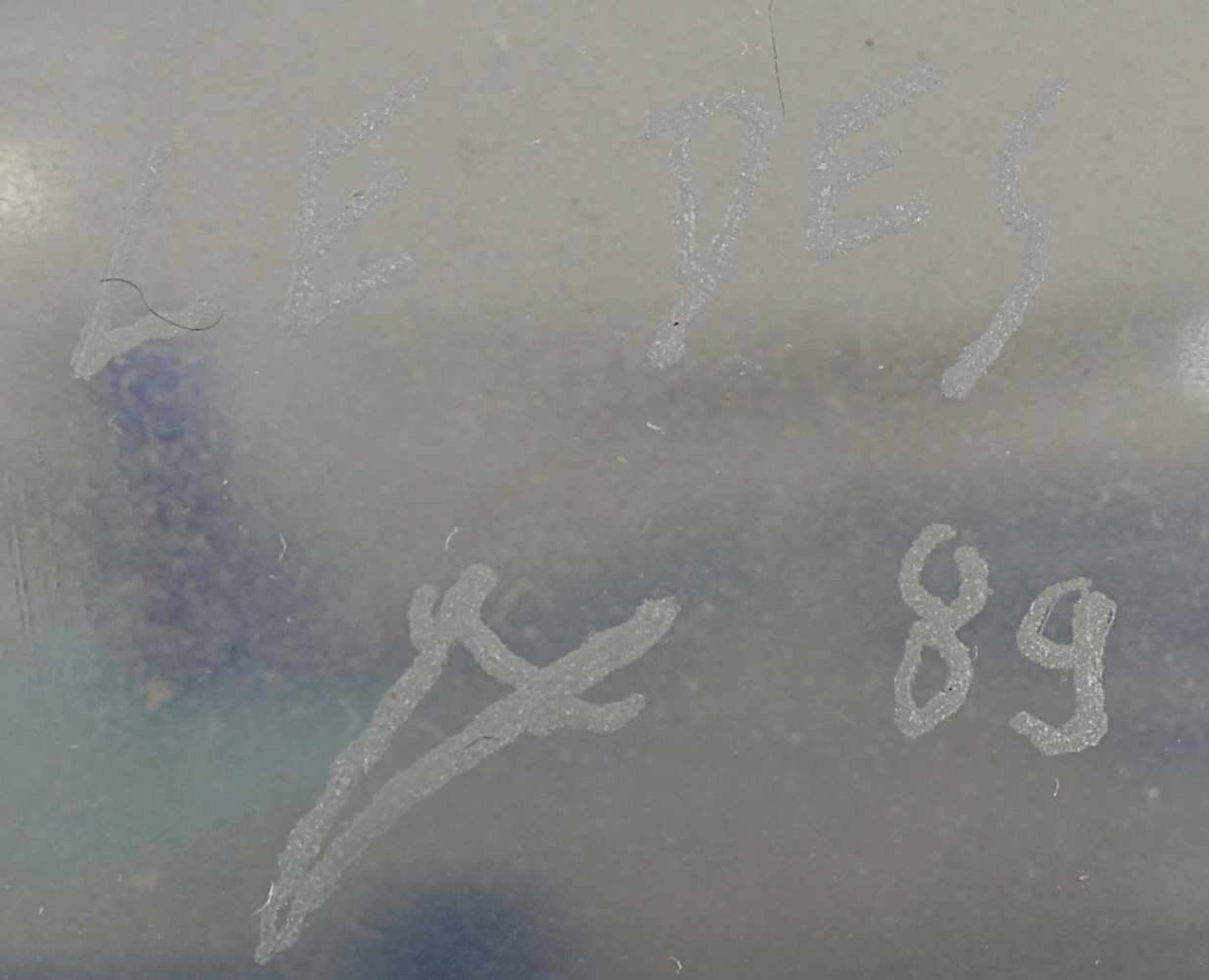 VASE, farbloses Glas, blaue Fadeneinschmelzungen, H 22, min.ber., sign. Le Des und datiert (19)89 - Image 2 of 2