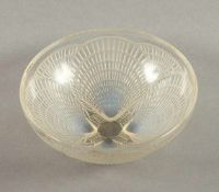 RUNDES ART DECO-SCHÄLCHEN "COQUILLE", farbloses, opaleszentes Glas, reliefierter Muscheldekor, Dm