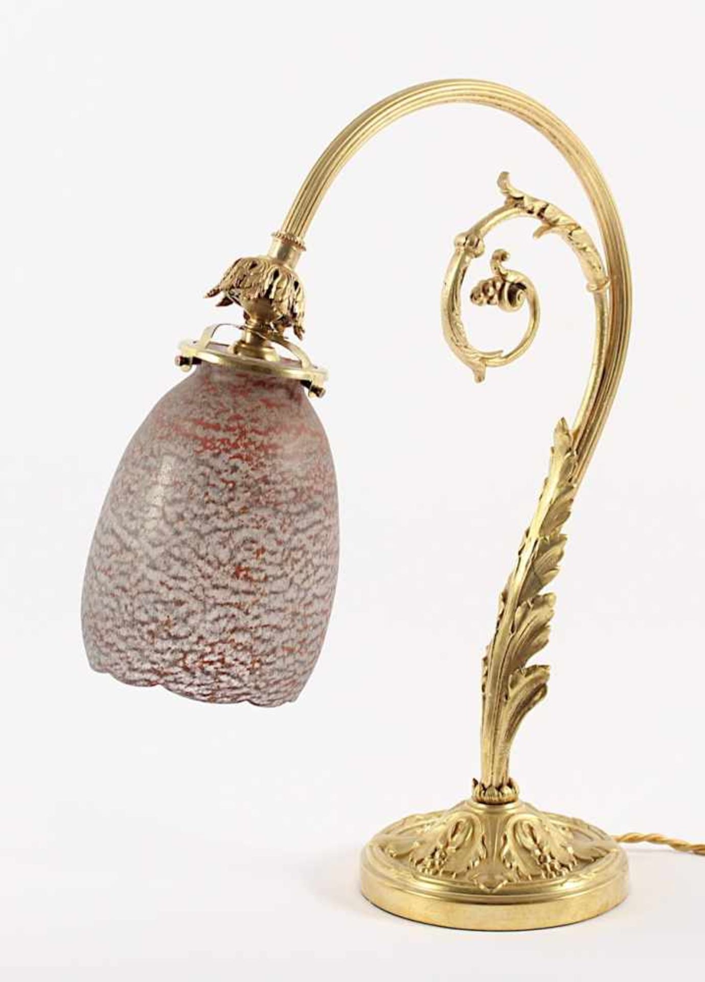 TISCHLAMPE, Bronzefuß, reliefierter Akanthusblattdekor, Schirm aus farblosem Glas mit grauen und