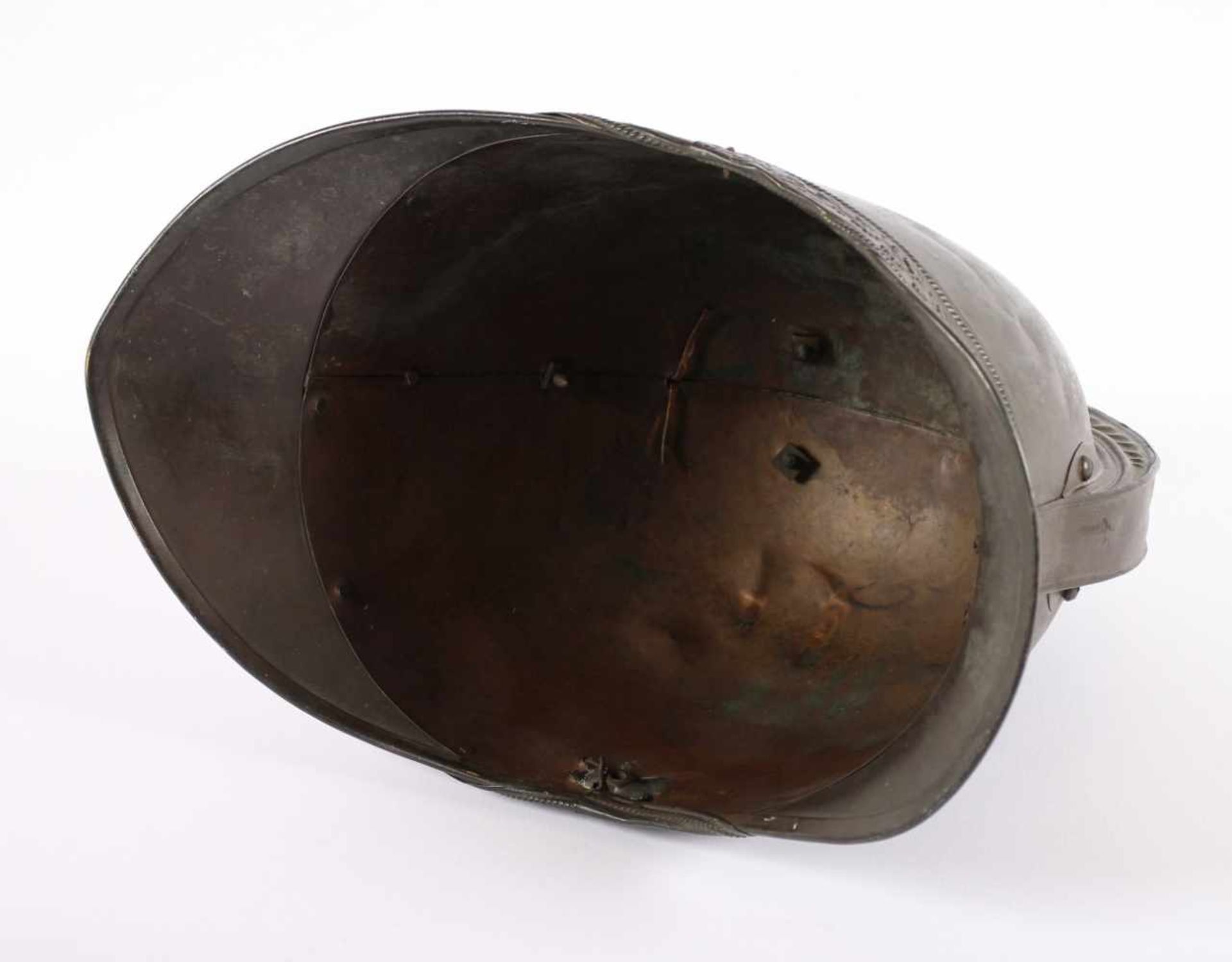 FEUERWEHRHELM, Metallglocke mit Front- und Nackenschild sowie angeschraubtem Kamm, H 26, gedellt, - Image 2 of 2